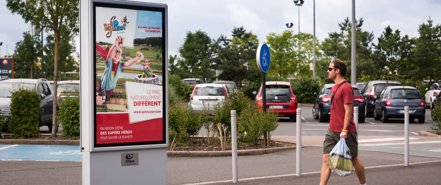 Panneau d'affichage situé sur le parking d'Auchan Poitiers Sud Panneau d'affichage situé sur le parking d'Auchan Poitiers Sud