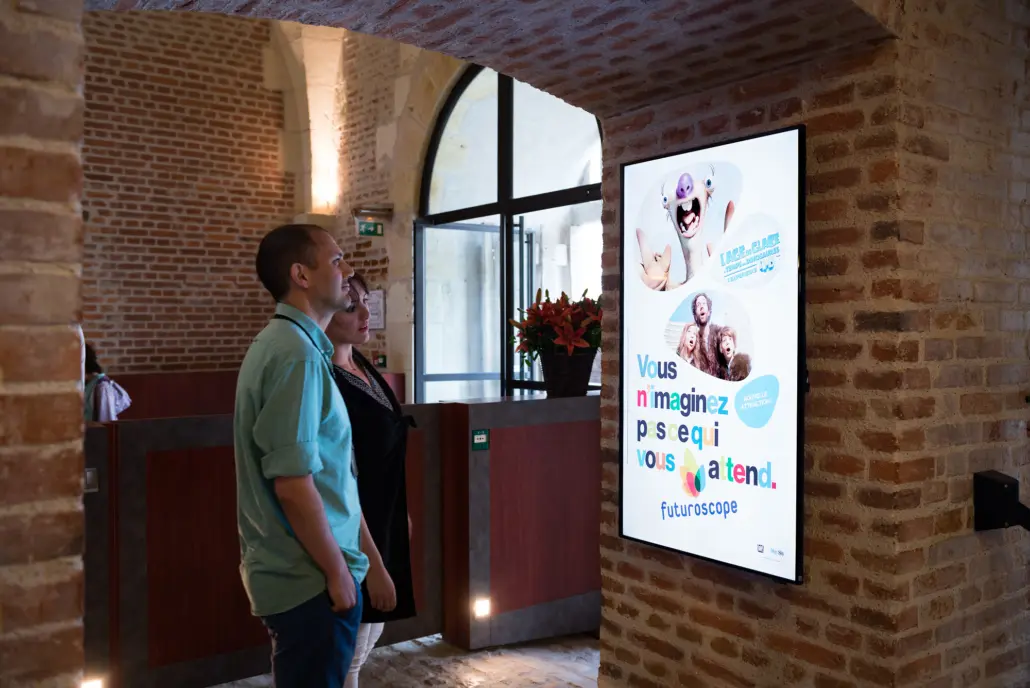 Panneau d'affichage situé à l'entrée du Château d'Amboise Panneau d'affichage situé à l'entrée du Château d'Amboise