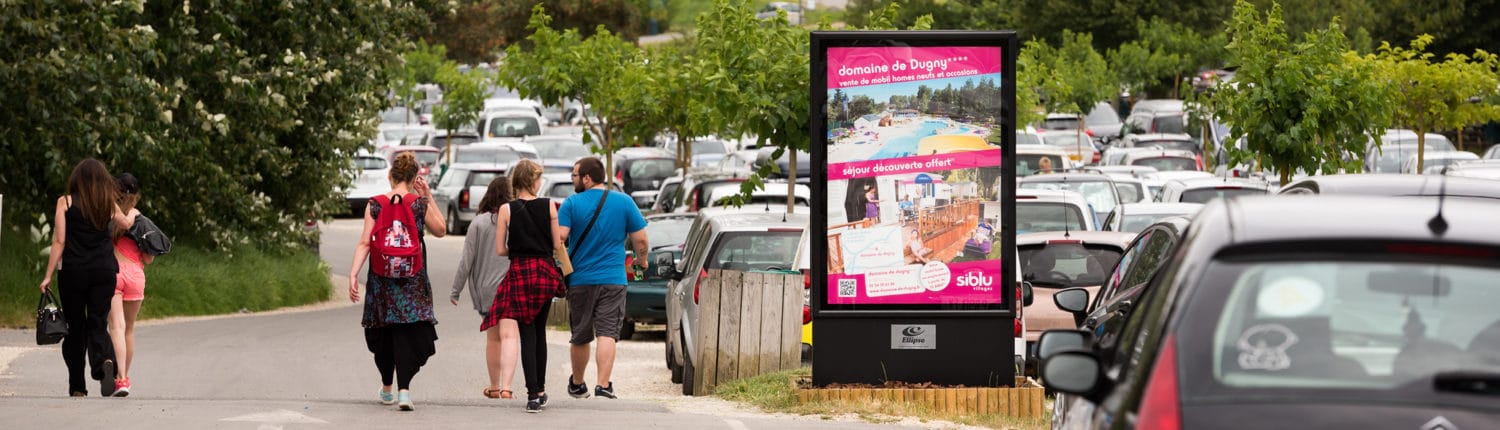 Panneau d'affichage situé sur le parking du zoo de Beauval